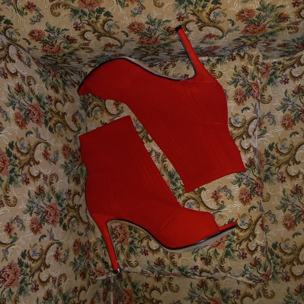 Nicole Miller Red knitty Peep Toe Stiletto bootie SIZE: 10